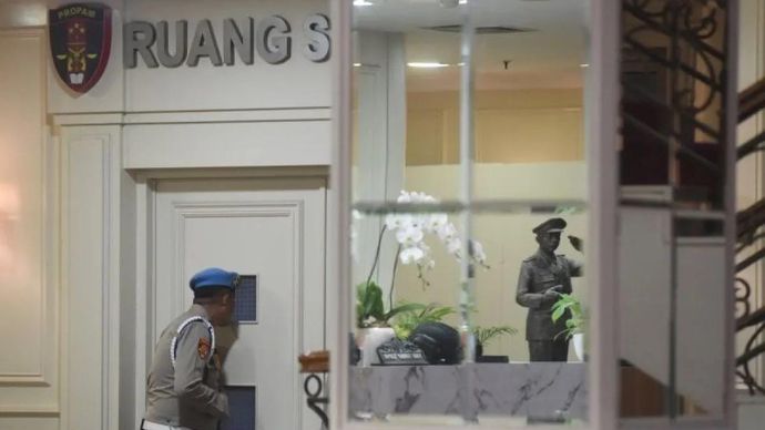 Personel Divpropam Polri mengintip dari jendela pintu saat berlangsungnya sidang putusan etik Komandan Batalyon Resimen IV Korps Brimob Polri Kompol Cosmas Kaju Gae di Gedung TNCC Mabes Polri, Jakarta, Rabu 3 September 2025. ANTARA FOTO/Indrianto Eko Suwarso/tom.