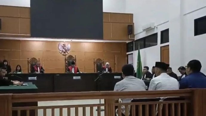 Suasana sidang dakwaan Kepala Desa Kohod Kecamatan Pakuhaji, Kabupaten Tangerang, Arsin bersama tiga perangkat desa atas penyalahgunakan kewenangan dengan lahan laut di PN Serang, Selasa 30 September 2025. (ANTARA/Devi Nindy)