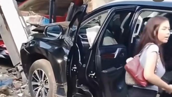 Mobil Pajero yang menabrak rumah di Ciputat, Tangerang Selatan. 