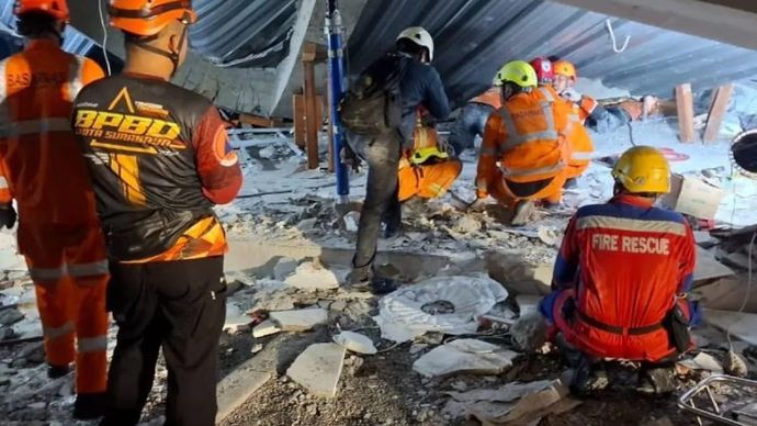 Proses evakuasi korban bangunan ambruk di di Pondok Pesantren Al-Khoziny di Buduran, Sidoarjo. ANTARA/HO-Pemkot Surabaya