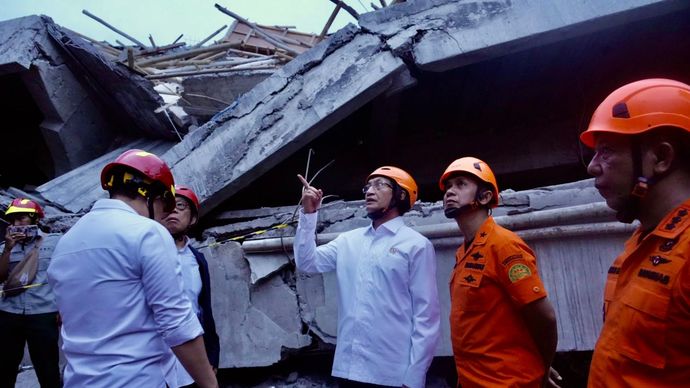 Menag Nasaruddin tinjau bangunan ambruk di Pesantren Al Khoziny Sidoarjo