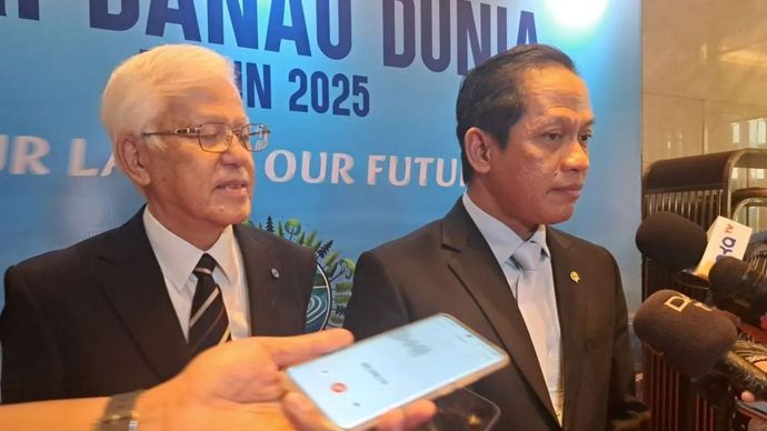 Menteri LH/Kepala BPLH Hanif Faisol Nurofiq (kanan) ditemui usai peringatan Hari Danau Sedunia 2025 di Jakarta, Rabu (1/10/2025)