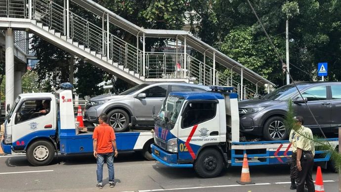 Dua kendaraan mengangkut kendaraan terkait kasus yang melibatkan mantan Wakil Menteri Ketenagakerjaan Immanuel Ebenezer Gerungan ke rumah penyimpanan benda sitaan negara (Rupbasan) Komisi Pemberantasan korupsi dari Gedung Merah Putih KPK, Jakarta, Rabu (1/10/2025).