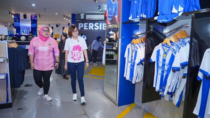 Wakil Menteri Ekonomi Kreatif Irene Umar memberikan apresiasi kepada Persib Store yang dinilai berhasil menjadi wadah kolaborasi antara olahraga, gaya hidup, dan industri kreatif.