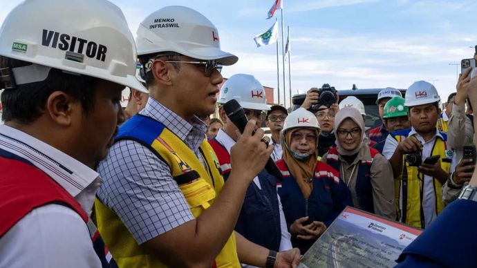 Menteri Koordinator Bidang Infrastruktur dan Pembangunan Kewilayahan (Menko IPK) Agus Harimurti Yudhoyono (kedua kiri) memberikan arahan terkait pembangunan Tol Padang-Pekanbaru di Kabupaten Padang Pariaman, Sumbar, Selasa 30 September 2025. ANTARA/Muhammad Zulfikar