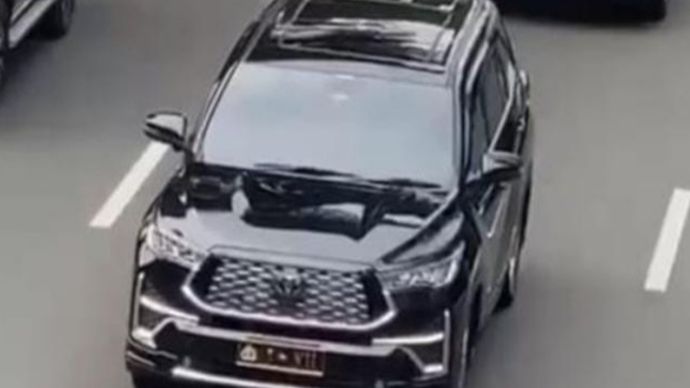 Mobil dinas Kapolda Metro Jaya Irjen Asep Edi Suheri saat melintas di jalan tanpa pengawalan, sirine dan strobo. 