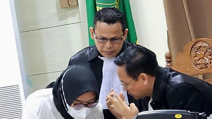 Terdakwa kasus pemerasan dokter residen junior PPDS Anestesi Undip Semarang Zara Yupita Azra berkonsultasi dengan penasihat hukum saat sidang di PN Semarang, Rabu (ANTARA/I.C. Senjaya)