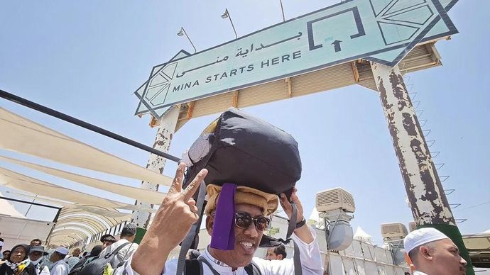 Arsip foto - Jamaah haji Indonesia antre menuju bus di kawasan tenda Mina, Makkah, Arab Saudi, Minggu 8 Juni 2025. ANTARA FOTO/Andika Wahyu/YU/aa.