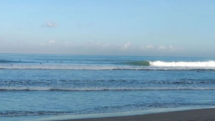 Ilustrasi - Sejumlah wisatawan bermain selancar di Pantai Kuta, Kabupaten Badung, Bali, Rabu