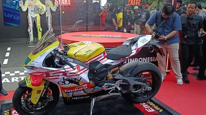 Pertamina Enduro VR46 Racing Team memperkenalkan livery spesial bertema Indonesia di Jakarta. (Foto: Adiantoro/NTV)