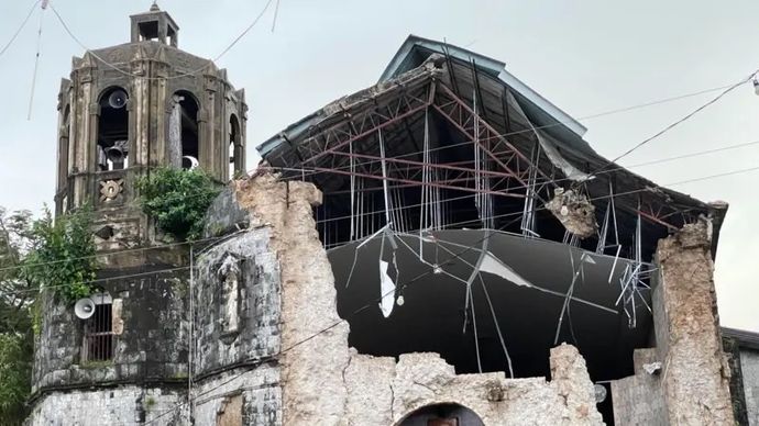 Bangunan gereja di Filipina rusak dihantam gempa.