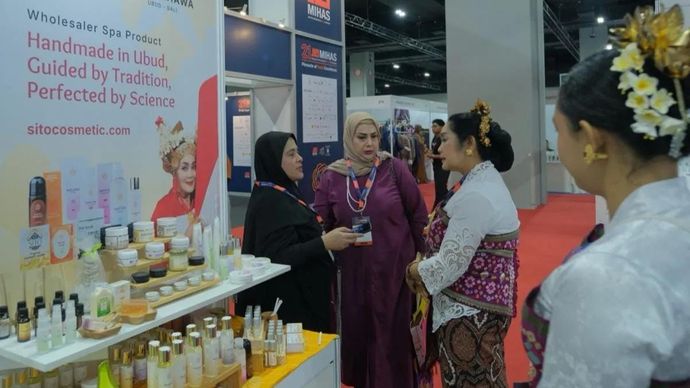 Sejumlah pengunjung mendatangi Paviliun Indonesia saat pameran Malaysia Halal Showcase (MIHAS) 2025 di Kuala Lumpur, Malaysia pada 17-20 September 2025. ANTARA/HO-Kemendag