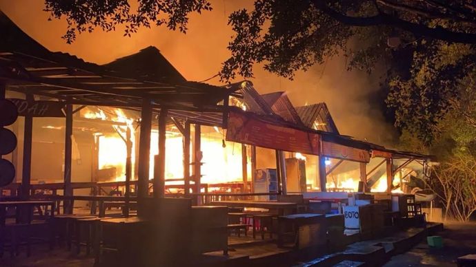 Kejadian kebakaran kios kios warung makan di kawasan wisata Kebun Buah Mangunan Dlingo Kabupaten Bantul Daerah Istimewa Yogyakarta. Selasa 30 September 2025 malam. ANTARA/HO-BPBD Bantul