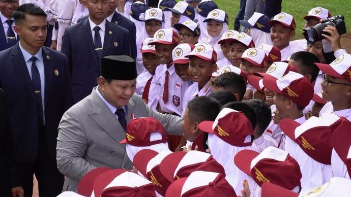 Presiden Prabowo Subianto (dua kiri) menyalami anak-anak sekolah di sekitar Lubang Buaya yang mengikuti rangkaian upacara Hari Kesaktian Pancasila di Monumen Pancasila Sakti, Lubang Buaya, Jakarta, Rabu 1 Oktober 2025. ANTARA/HO-Tim Media Presiden Prabowo Subianto.