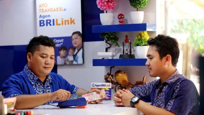 Masyarakat menggunakan layanan transaksi keuangan melalui AgenBRILink. 