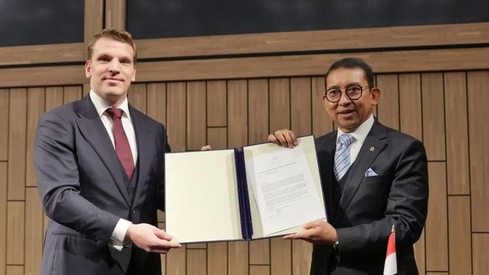 Menteri Kebudayaan Fadli Zon (kanan) menerima dokumen pengembalian fosil Koleksi Dubois dari Pemerintah Belanda kepada Pemerintah Indonesia dalam upacara serah terima di Museum Naturalis, Leiden, Belanda. (ANTARA/HO-Kementerian Kebudayaan)