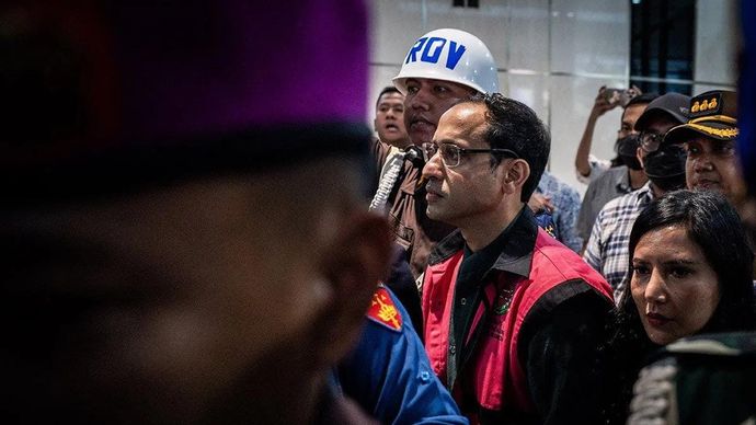 Mantan Menteri Pendidikan, Kebudayaan, Riset dan Teknologi (Mendikbudristek) 2019-2024 Nadiem Makarim (tengah) menggunakan rompi tahanan berjalan keluar usai pemeriksaan di Jampidsus, Kejaksaan Agung, Jakarta, Kamis 4 September 2025. ANTARA FOTO/Bayu Pratama S/agr/am.