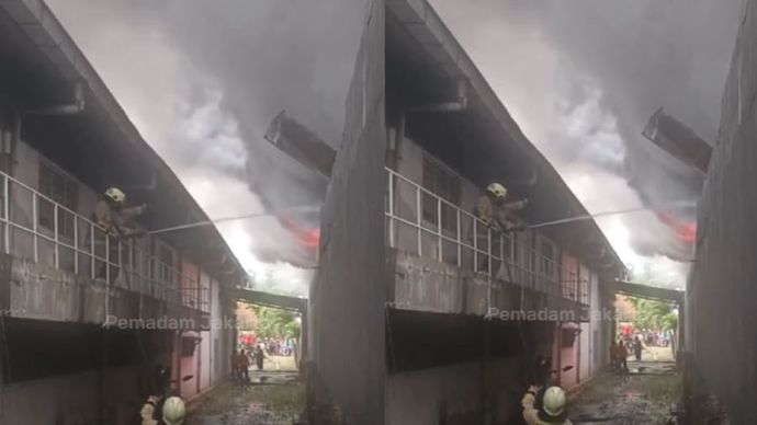 Kebakaran Pabrik di Cengkareng, 16 Unit Mobil Damkar Dikerahkan 