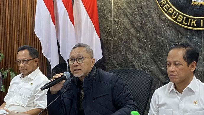 Menteri Koordinator Bidang Pangan Zulkifli Hasan (tengah) menyampaikan keterangan pers didampingi Menteri Lingkungan Hidup Hanif Faisol (kanan) dan Menteri Dalam Negeri Tito Karnavian (kiri) dalam rapat koordinasi percepatan pembangunan Pengolahan Sampah menjadi Energi Listrik (PSEL) di Jakarta, Kamis (2/10/2025).