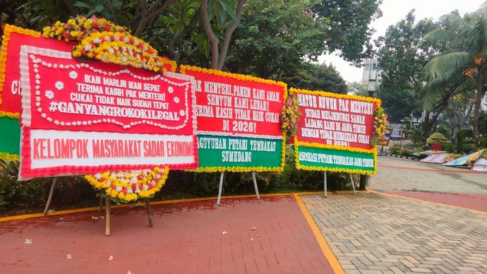 Karangan bunga tersebut datang dari berbagai pihak, termasuk Aliansi Masyarakat Tembakau Indonesia (AMTI), Federasi Serikat Pekerja Rokok Tembakau Makanan Minuman &ndash; Serikat Pekerja Seluruh Indonesia (FSP RTMM-SPSI), Asosiasi Petani Tembakau Indonesia (APTI), serta asosiasi dan pelaku industri lainnya dari berbagai daerah di Indonesia. Pesan-pesan yang tertulis di papan bunga menyuarakan rasa syukur dan penghargaan atas keputusan yang dinilai berpihak pada keberlangsungan sektor industri tembakau.