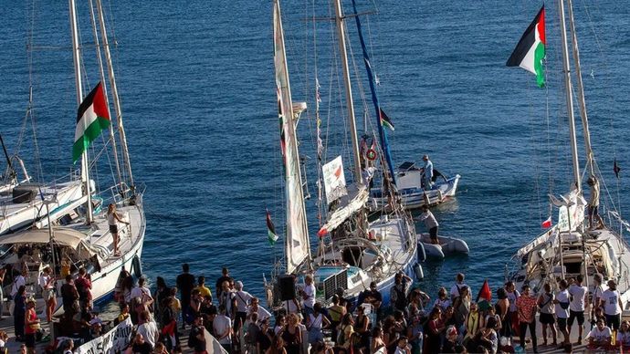 Kapal-kapal yang tergabung dalam Flotila Global Sumud (GSF) bersiap untuk berlayar menuju Gaza, Palestina dari pulau Syros, Yunani, Minggu (14/9/2025).