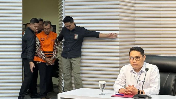 Pelaksana Tugas Deputi Penindakan dan Eksekusi Komisi Pemberantasan Korupsi Asep Guntur Rahayu (kanan) menampilkan salah satu tersangka kasus dana Hibah Jawa Timur Sukar di Gedung Merah Putih KPK, Jakarta, Kamis 2 Oktober 2025. ANTARA/Rio Feisal.