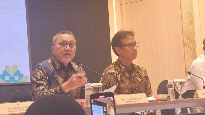 Menteri Koordinator Pangan Zulkifli Hasan (kiri) dalam konferensi pers di Jakarta, Kamis 2 Oktober 2025. ANTARA/Mecca Yumna