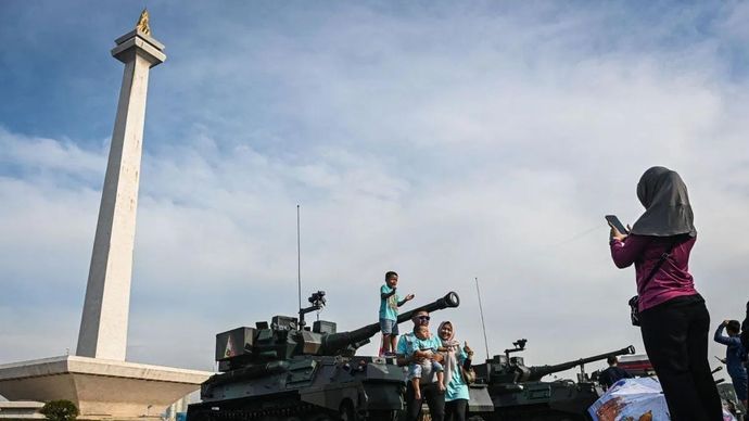 Pengunjung berfoto di atas alutsista saat TNI Fair di Monas, Jakarta, Sabtu 20 September 2025. Tiga matra TNI yakni TNI AD, TNI AL, dan TNI AU menggelar pameran alutsista beserta stan edukasi yang berlangsung hingga 21 September dalam rangka menyambut HUT ke-80 TNI. ANTARA FOTO/Sulthony Hasanuddin/sgd