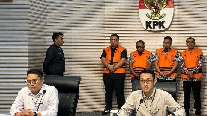Pelaksana Tugas Deputi Penindakan dan Eksekusi Komisi Pemberantasan Korupsi Asep Guntur Rahayu (kiri depan) bersama Juru Bicara KPK Budi Prasetyo (kanan depan) saat menunjukkan empat dari 21 tersangka kasus dana hibah Jawa Timur, (kiri-kanan) yakni pihak swasta dari Blitar Jodi Pradana Putra, pihak swasta dari Tulungagung Wawan Kristiawan, anggota DPRD Jatim Hasanuddin, dan mantan Kepala Desa dari Tulungagung Sukar, di Gedung Merah Putih KPK, Jakarta, Kamis 2 Oktober 2025. ANTARA/Rio Feisal.