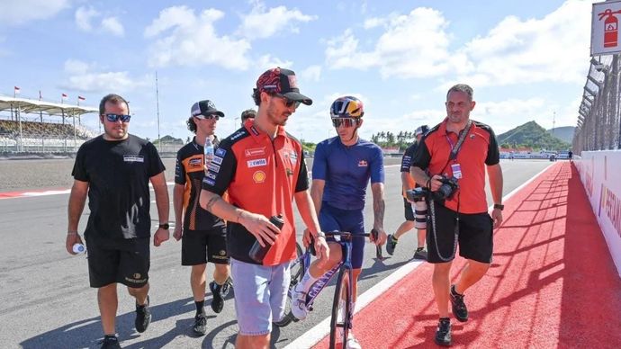 Pembalap Ducati Lenovo Team Francesco Bagnaia (kedua kiri) bersama pembalap Red Bull KTM Tech3 Maverick Vinales (kedua kanan) berjalan saat mengikuti sesi pengenalan lintasan atau track familiarisation jelang balapan MotoGP di Pertamina Mandalika International Circuit di Kuta, Praya, Lombok Tengah, NTB, Kamis (2/10/2025). Ajang balapan MotoGP seri ke 18 bertajuk Pertamina Grand Prix of Indonesia akan berlangsung pada 3 hingga 5 Oktober 2025. ANTARA FOTO/Ahmad Subaidi/nym. (ANTARA FOTO/AHMAD SUBAIDI)