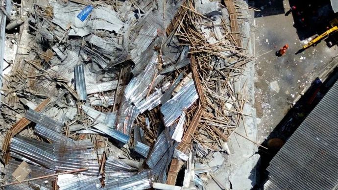 Foto udara tim gabungan melintas di bangunan mushalla yang ambruk di Pondok Pesantren (Ponpes) Al Khoziny di Kecamatan Buduran, Sidoarjo, Jawa Timur, Rabu (1/10/2025). 