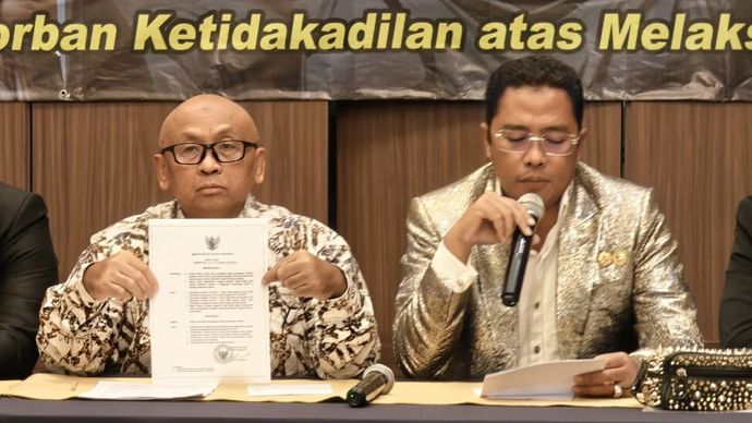 Staf Ahli Menteri Sosial Bidang Perubahan dan Dinamika Sosial, Edi Suharto didampingi penasihat hukumnya memberikan keterangan pers terkait kasus hukum yang menjeratnya di Jakarta, Selasa (2/10/2025). Edi Suharto ditetapkan sebagai tersangka oleh Kom