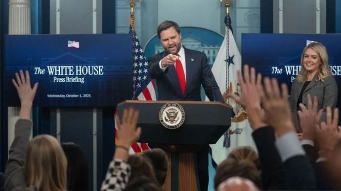 Wakil Presiden AS JD Vance menjawab pertanyaan wartawan saat konferensi pers di Gedung Putih di Washington, D.C., Amerika Serikat (1/10/2025).