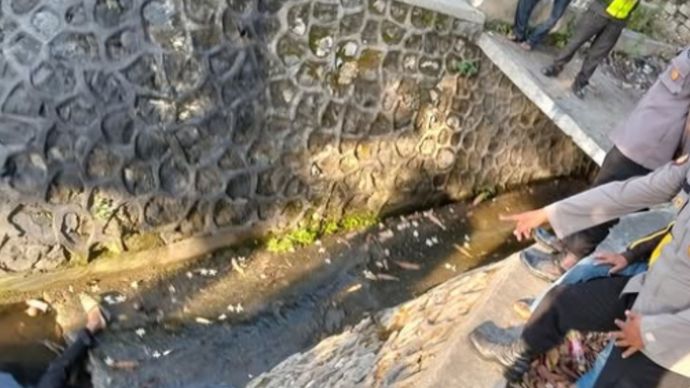 jasad pria di selokan Gresik