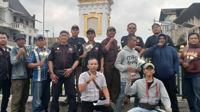 Aksi simpatik di kawasan Tugu Yogyakarta. 