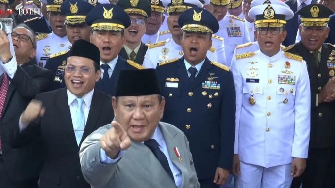 Tangkapan layar - Presiden RI Prabowo Subianto mengacungkan jari telunjuk sambil bernyanyi pada Upacara Peringatan Hari Kesaktian Pancasila 2025 di Monumen Pancasila Sakti, Lubang Buaya, Jakarta, Rabu 1 Oktober 2025. ANTARA/Fathur Rochman.