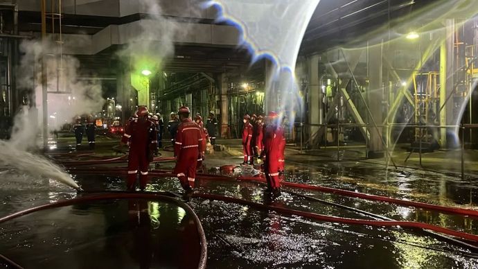 Tim tanggap darurat memadamkan kebakaran di PT Kilang Pertamina Internasional (KPI) Refinery Unit II Dumai, Riau, Rabu, 1 Oktober 2025.