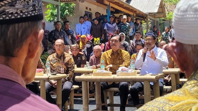 Ketua Komite Percepatan Transformasi Digital Pemerintah, Luhut Binsar Pandjaitan berdialog dengan warga penerima bansos di Desa Gombengsari, Kecamatan Kalipuro, Banyuwangi, jawa Timur. Kamis 2 oktober 2025 ANTARA/Novi Husdinariyanto (Banyuwangi)