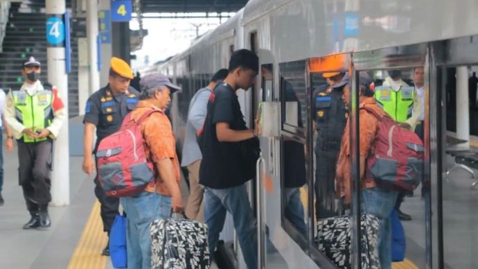 Ilustrasi - Penumpang bersiap berangkat menuju tujuan masing-masing dengan menggunakan kereta api jarak jauh (KAJJ).