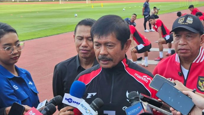 Pelatih timnas Indonesia U23, Indra Sjafri, menjawab pertanyaan pewarta sebelum memimpin latihan tim di Stadion Madya, Jakarta, Jumat, 3 Oktober 2025). 