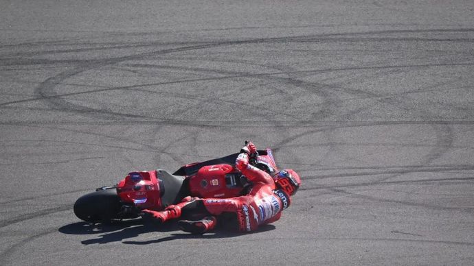 Pembalap Ducati Lenovo sekaligus juara dunia MotoGP musim 2025 Marc Marquez terjatuh ketika memasuki tikungan 11 pada sesi latihan MotoGP Indonesia yang berlangsung di Sirkuit Mandalika, Lombok, Nusa Tenggara Barat, Jumat (03/10/2025).