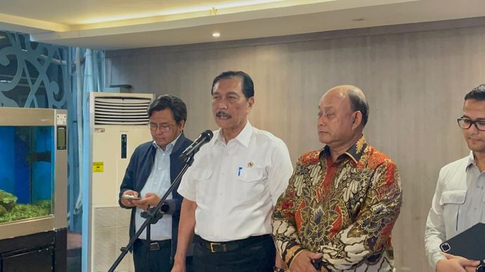 Ketua Dewan Ekonomi Nasional (DEN) Luhut Binsar Pandjaitan bersama Kepala Badan Gizi Nasional (BGN) Dadan Hindayana 