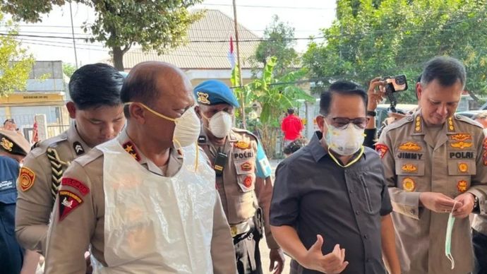 Kapolda Jatim Irjen Pol Nanang Avianto (kiri) bersama Sedaprov Jatim Adhy Karyono saat akan melihat jenazah korban ambruknya Pondok Pesantren Al Khoziny di Rumah Sakit Bhayangkara, Surabaya, Jumat (3/10/2025).