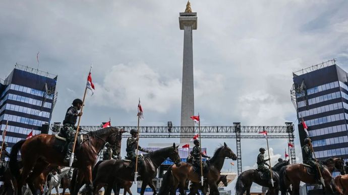 Prajurit Batalyon Kavaleri Berkuda melakukan defile saat gladi kotor HUT ke-80 TNI di Monas, Jakarta, Kamis (2/10/2025). Gladi kotor digelar dalam rangka persiapan HUT ke-80 TNI yang mengerahkan sekitar 140 ribu pasukan TNI pada 5 Oktober 2025. 