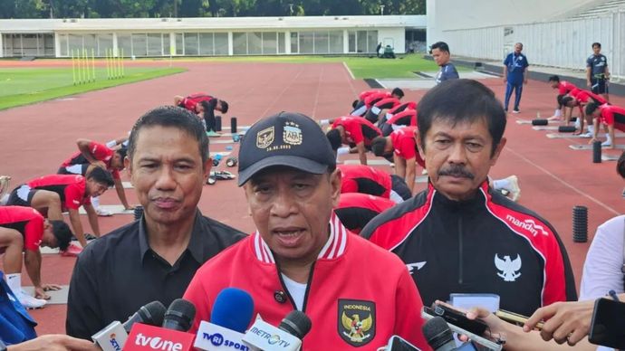 Wakil Ketua umum PSSI, Zainuddin Amali (tengah), menjawab pertanyaan pewarta di Stadion Madya, Jakarta, Jumat (3/10/2025).