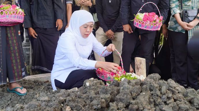 Gubernur Jatim Khofifah Indar Parawansa saat takziah sekaligus mengiringi pemakaman atlet gimnastik artistik putra Naufal Takdir Al Bari di Tempat Pemakaman Umum (TPU) Tlogopojok, Gresik, Jumat, 3 Oktober 2025
