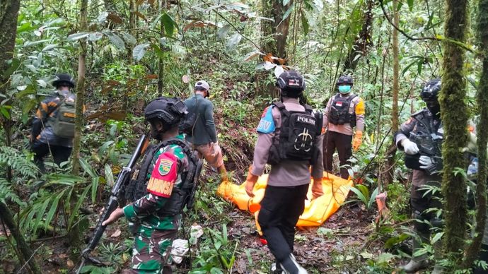 Evakuasi korban pembunuhan oleh OPM. 