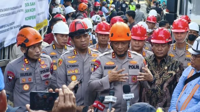 Kapolda Jatim Irjen Polisi Nanang Avianto (tengah) memberikan penjelasan kepada sejumlah wartawan saat meninjau Ponpes Al Khoziny, Buduran, Sidoarjo, Jawa Timur, Jumat (3/10/2025).