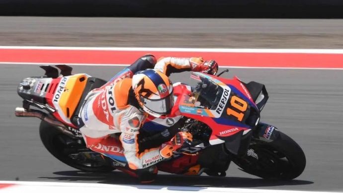 Pembalap Repsol Honda Luca Marini memacu kecepatan saat mengikuti sesi latihan bebas MotoGP Mandalika di Pertamina Mandalika International Street Circuit, Lombok Tengah, Nusa Tenggara Barat, Jumat (27/9/2024). (Foto: ANTARA FOTO/Akbar Nugroho Gumay/YU) 