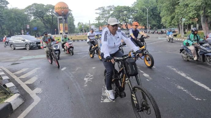 Wali Kota Tangerang Sachrudin naik sepeda meninjau sejumlah fasilitas publik serta kondisi lingkungan sekitar serta sosialisasi Hari Bebas Kendaraan Bermotor, Jumat.